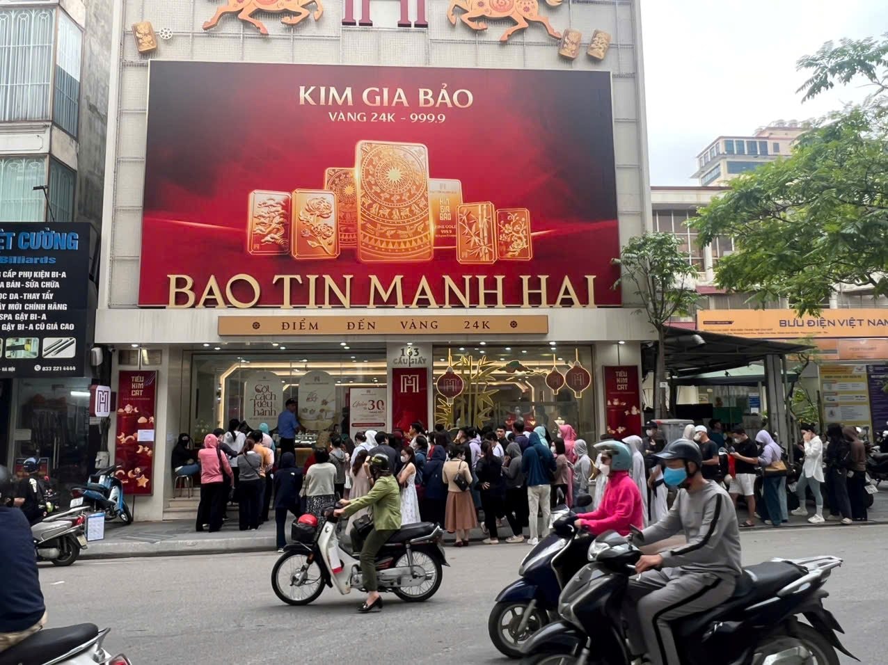 Hàng dài người chờ đến lượt lấy vàng đã mua trên giấy hẹn tại của hàng Bảo Tín Mạnh Hải