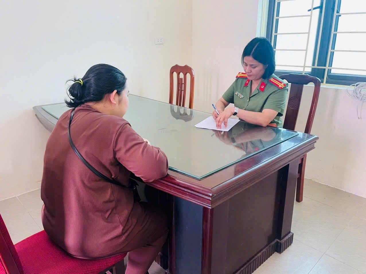 Sau giao dịch 5.000 đồng, người phụ nữ SN 1998 đến Công an làm việc