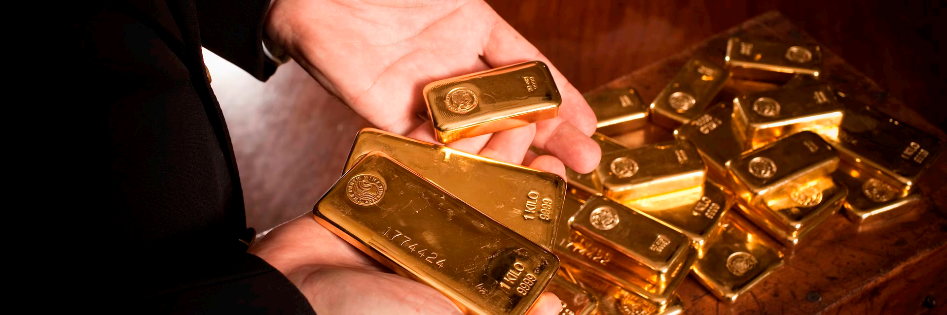 Nghịch lý khó hiểu: Vàng là "nơi trú ẩn an toàn", sao giá lại giảm giữa xung đột Iran, trong khi xăng lại tăng?