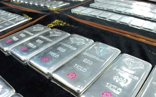 Giá bạc thỏi đồng loạt giảm hơn 3 triệu đồng/kg