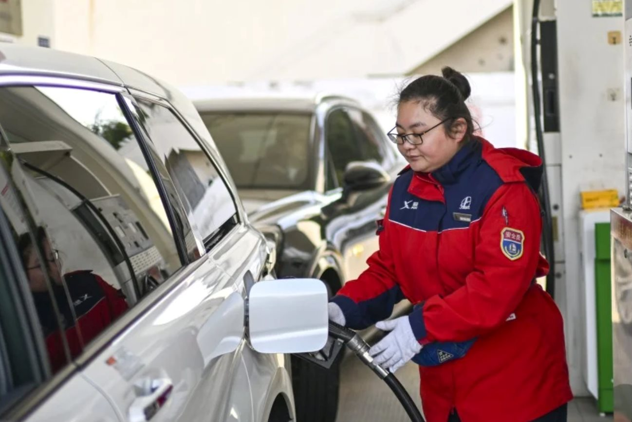 Chi phí nuôi ô tô xăng tăng 700 nghìn đồng/tháng, xe điện bỗng trở thành 'phao cứu sinh': Cả thế giới 'quay xe' chỉ trong 1 tuần 