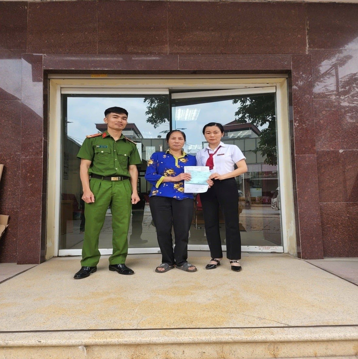 Tài khoản ngân hàng của người phụ nữ SN 1962 bất ngờ có giao dịch 20 triệu đồng, công an nhanh chóng vào cuộc xác minh