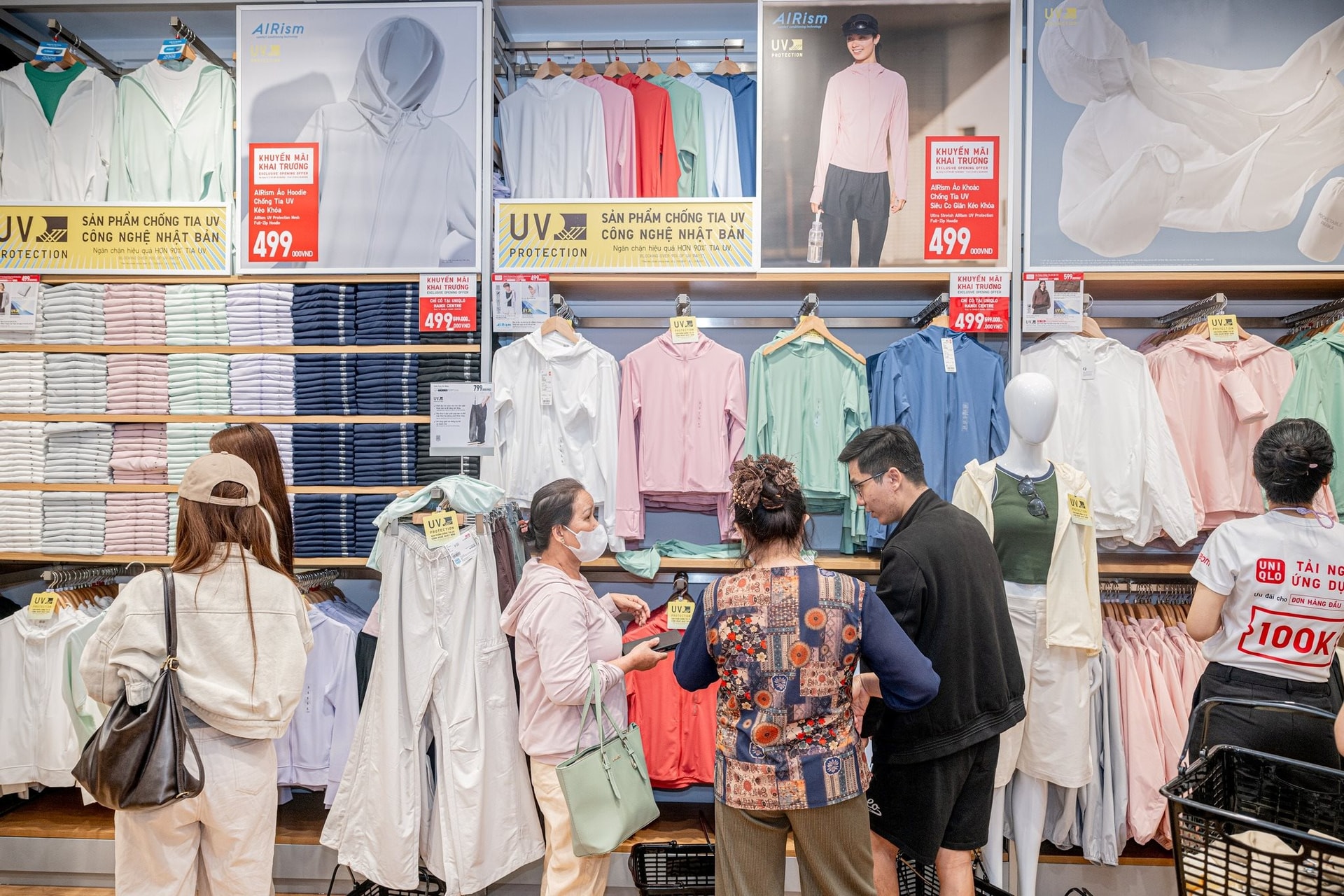 khach-hang-mua-sam-tai-cua-hang-uniqlo-hanoi-centre.jpg