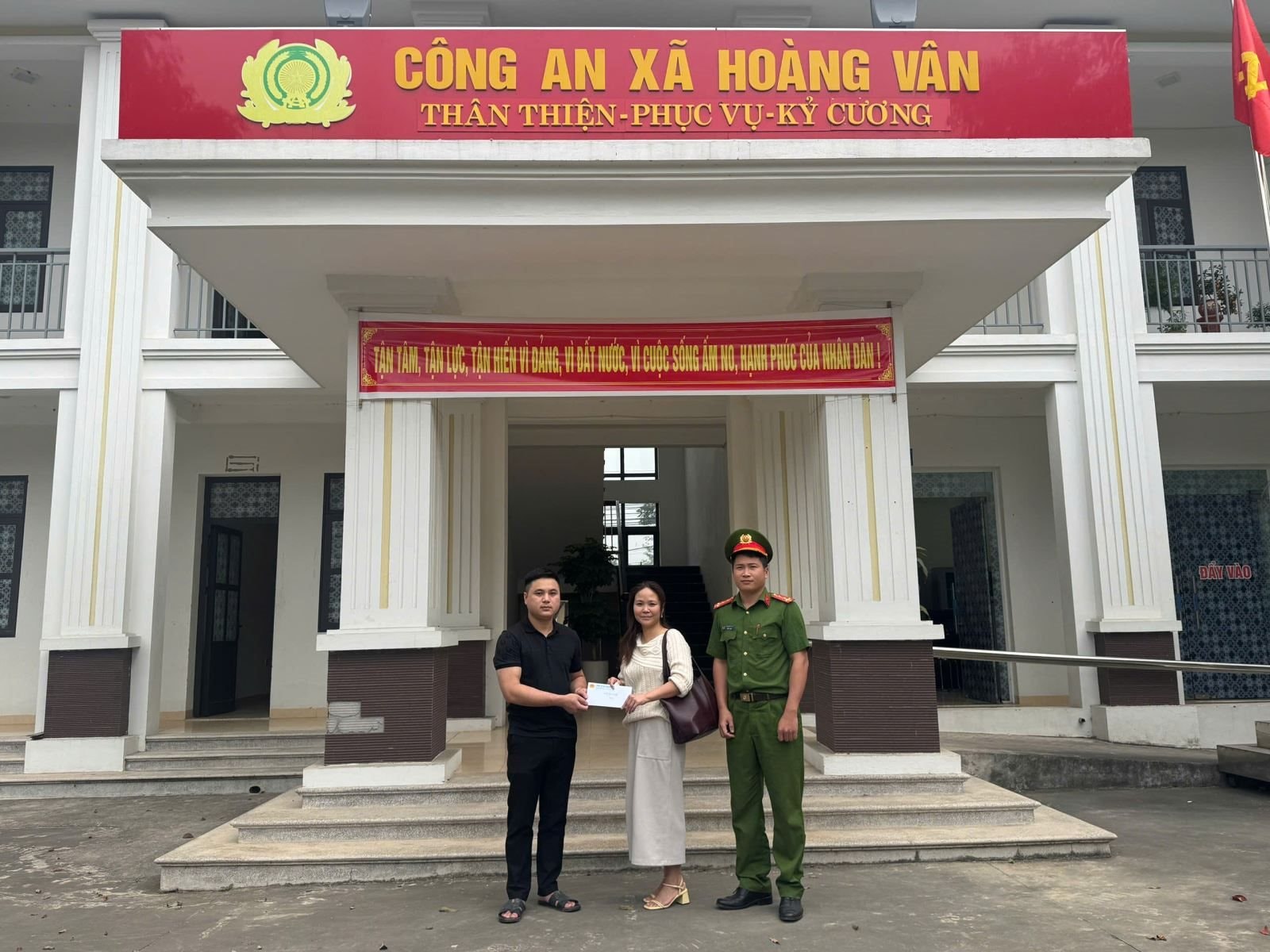Sau khi chuyển khoản thành công 499.000.000 đồng, người phụ nữ kiểm tra tài khoản, liên lạc với người nhận tiền rồi vội báo công an xã