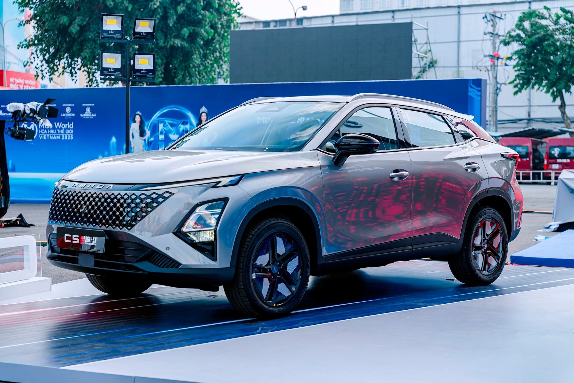 Thương hiệu ô tô Trung Quốc xây nhà máy ở Việt Nam ra mắt SUV hybrid cỡ B+: Giá từ 599 triệu rẻ hơn Toyota Corolla Cross HEV 250 triệu, tầm hoạt động 1.000 km