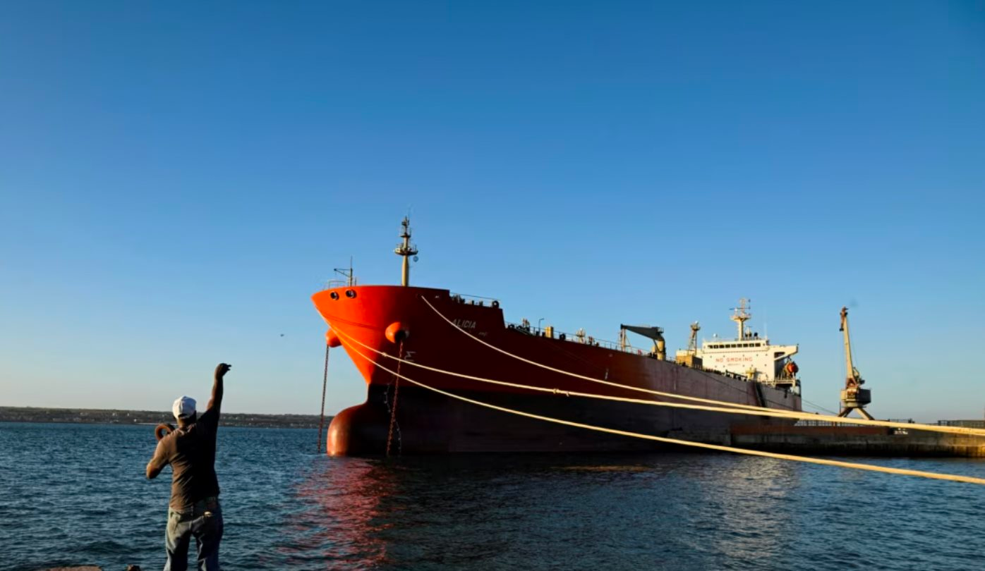 Được Mỹ 'bật đèn xanh', tàu chở hơn 700.000 thùng dầu Nga lập tức đi thẳng đến Cuba, báo tin cực vui cho Havana