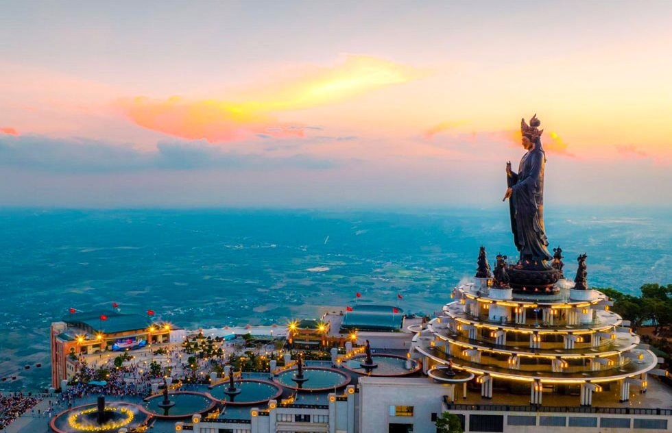 Công trình làm bằng 170 tấn đồng đỏ do chính người Việt tạo tác bằng công nghệ châu Âu, đã vượt Trung Quốc để lập kỷ lục cao nhất châu Á 