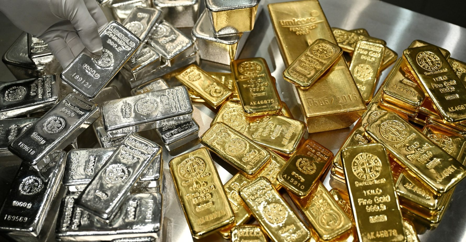 Giá vàng trong nước nhích tăng, bạc tiếp đà giảm