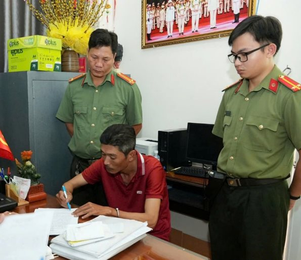 Hàng loạt người liên tục chuyển khoản tổng cộng 13 tỷ đồng để đáo hạn ngân hàng: Công an khởi tố 1 người đàn ông SN 1985