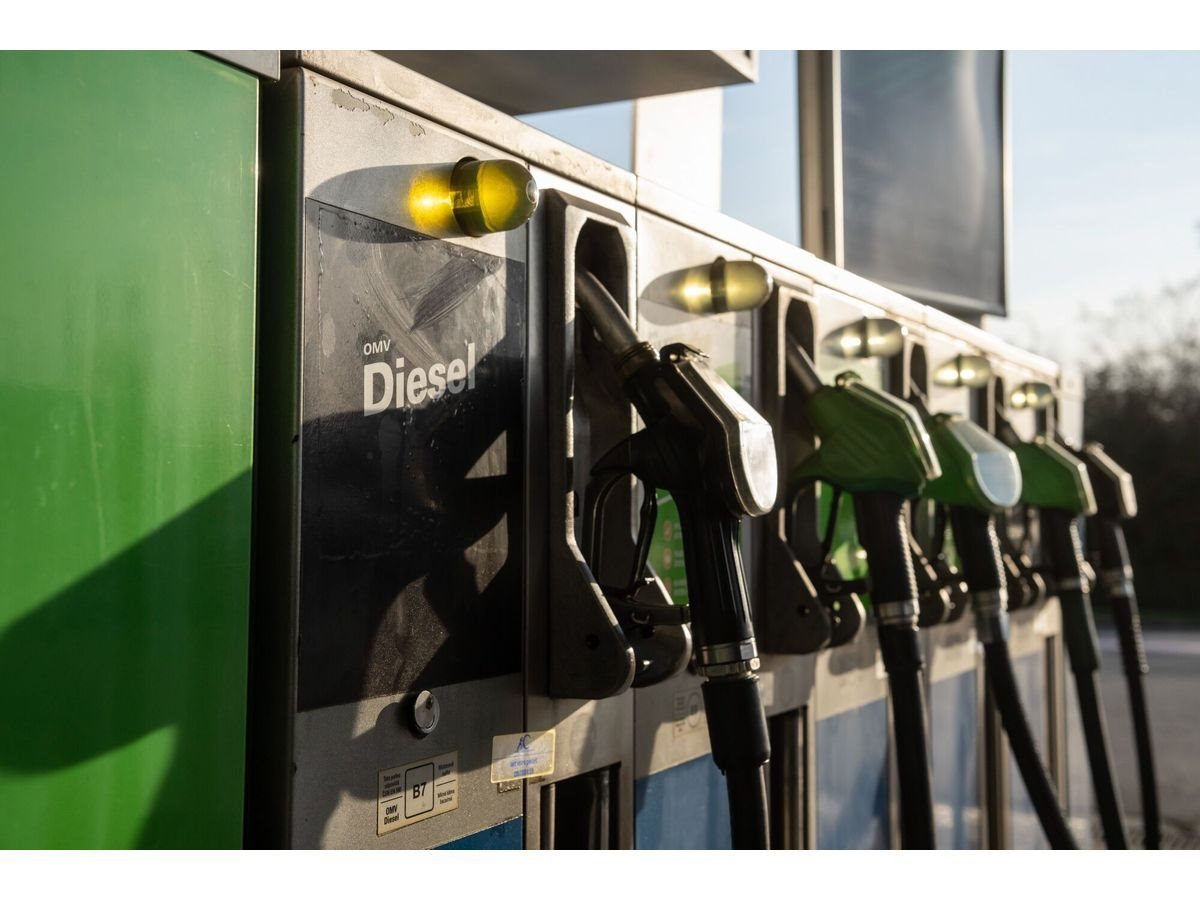 Đang trên đường tới châu Âu, loạt tàu chở 1,2 triệu thùng dầu đột ngột chuyển hướng giữa biển: 'Lục địa già' chuẩn bị đón tin xấu 