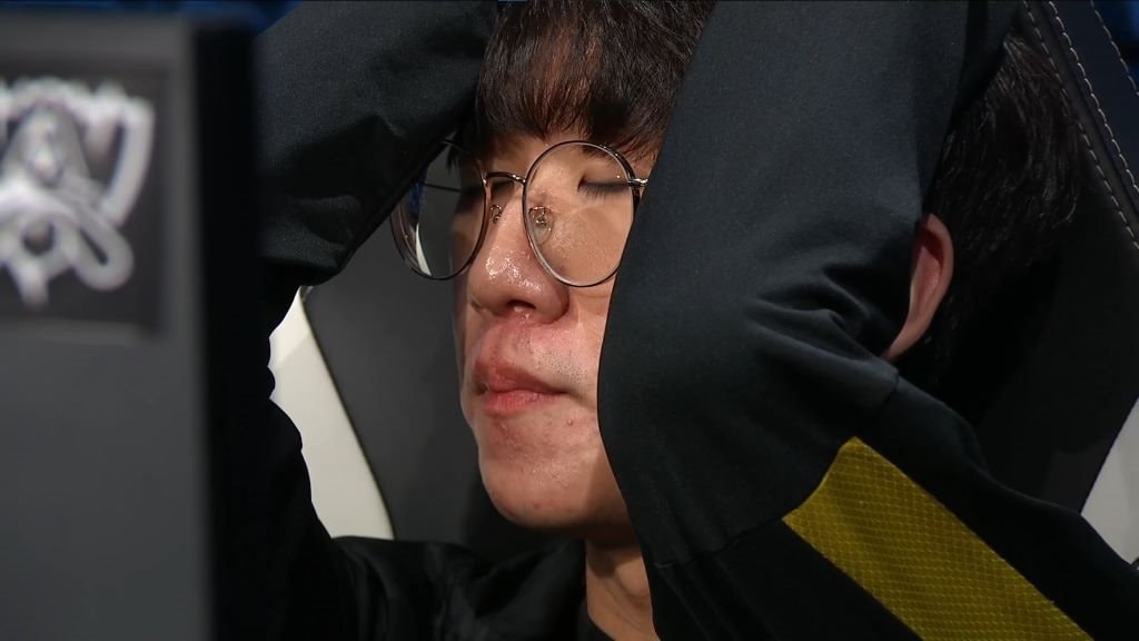 Người đàn ông SN 1998 bị điều tra khẩn, phát hiện dòng tiền bất thường hơn 170 tỷ đồng, có liên quan nhiều giao dịch cổ phiếu: Nhiều bên đồng loạt vào cuộc