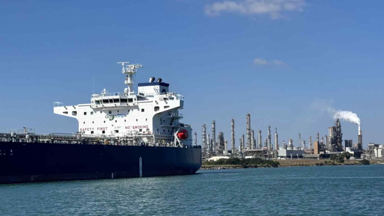 Gần 600.000 thùng dầu thô/ngày, 300.000 tấn LNG chuẩn bị lên tàu tới nước láng giềng Việt Nam, không phải từ Nga hay Trung Đông