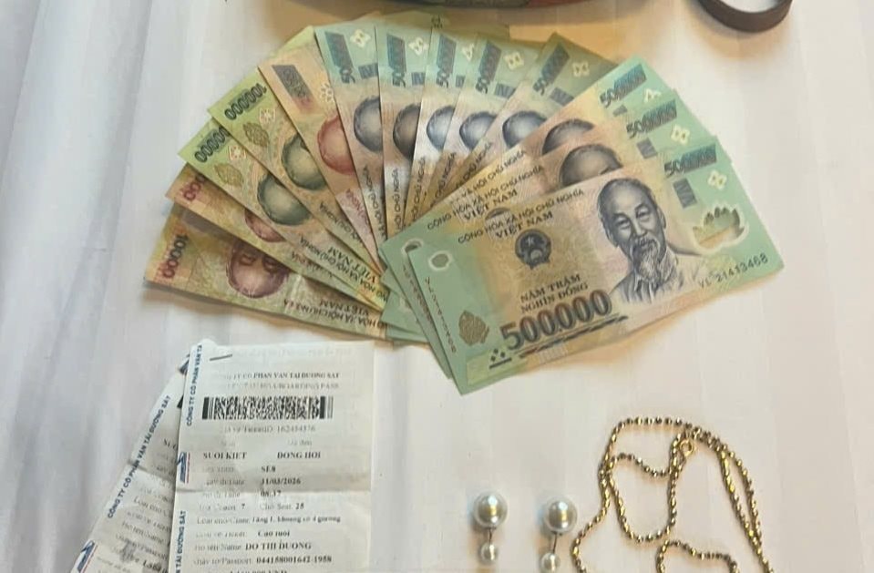 Phát hiện hàng loạt tờ tiền có mệnh giá từ 500K-10K, dây chuyền vàng bị bỏ lại trên chuyến tàu Bắc - Nam