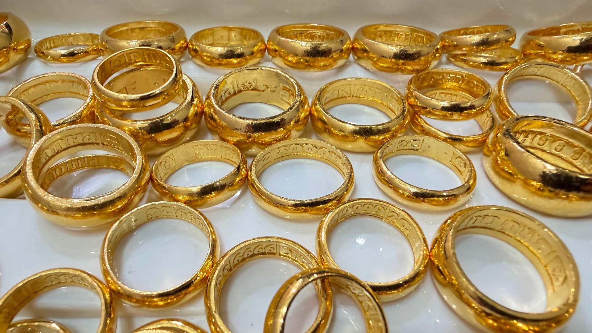 Giá vàng hôm nay 1/4 tăng "dựng đứng", thiết lập đỉnh cao nhất tuần qua, bạc "nóng bỏng tay"