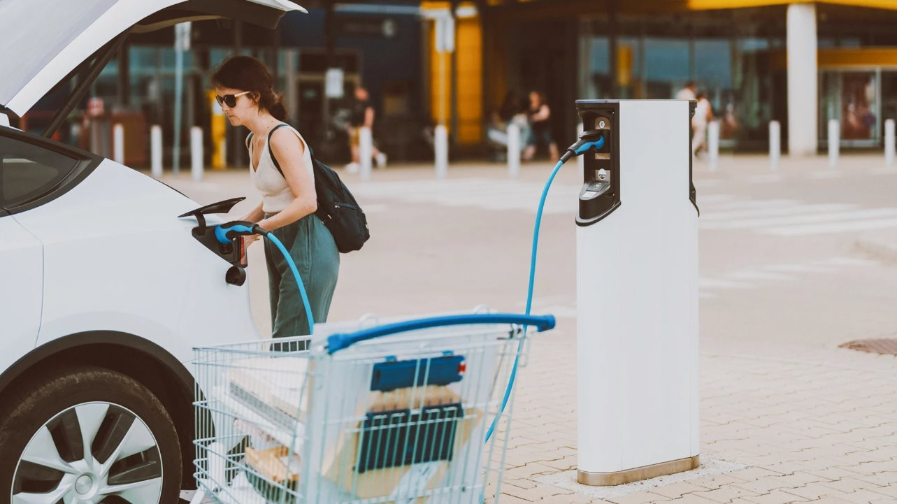 Lắp trạm sạc xe điện, các nhà bán lẻ Mỹ "bỏ túi" mức tăng trưởng doanh thu 5% và kéo thêm 4% lượng khách thượng lưu