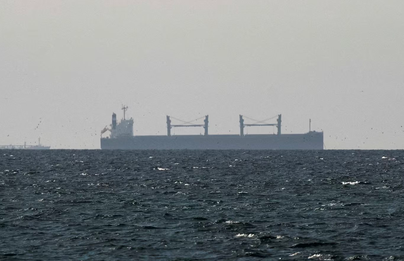 Được 4 tàu chiến hộ tống, tàu chở 45.000 tấn khí đốt của một nước châu Á 'trót lọt' vượt eo biển Hormuz sau 20 tiếng đi giữa làn đạn, thuỷ lôi