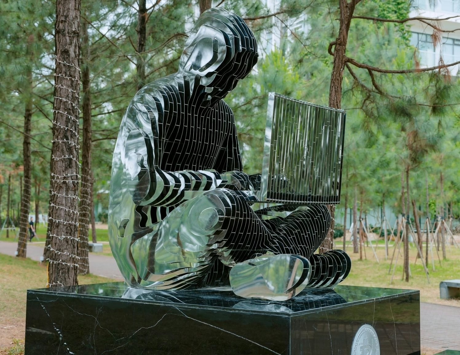 Tượng “cha đẻ” Bitcoin xuất hiện tại Trường Đại học FPT