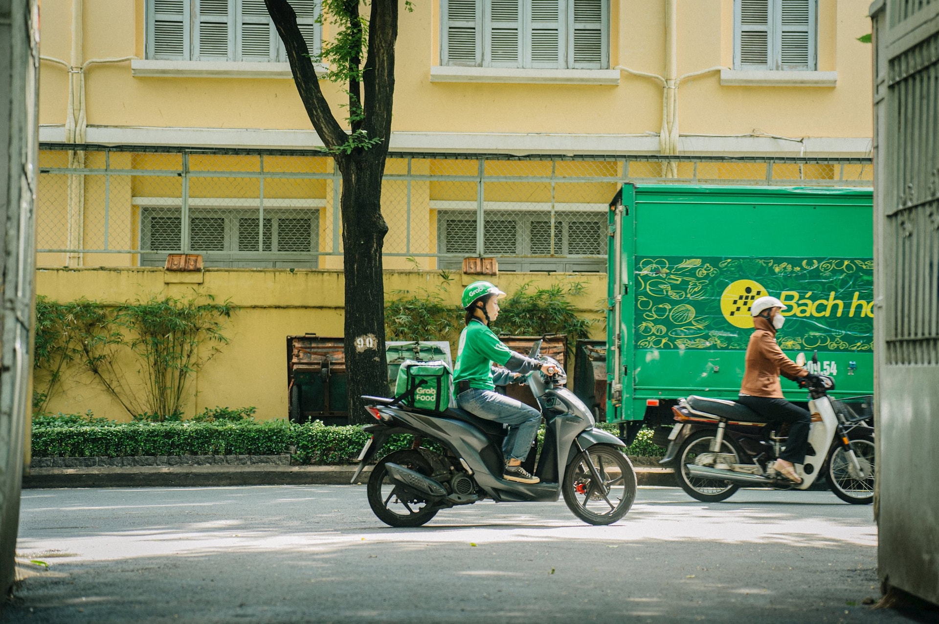 Grab tiếp tục cập nhật về việc hỗ trợ đối tác tài xế xe xăng và xe điện