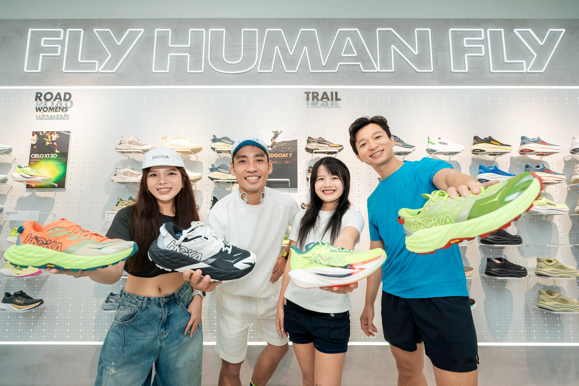 “Đối thủ” mới của Nike, Adidas lần đầu xuất hiện tại Hà Nội, từng thu hút Harry Styles, Britney Spears