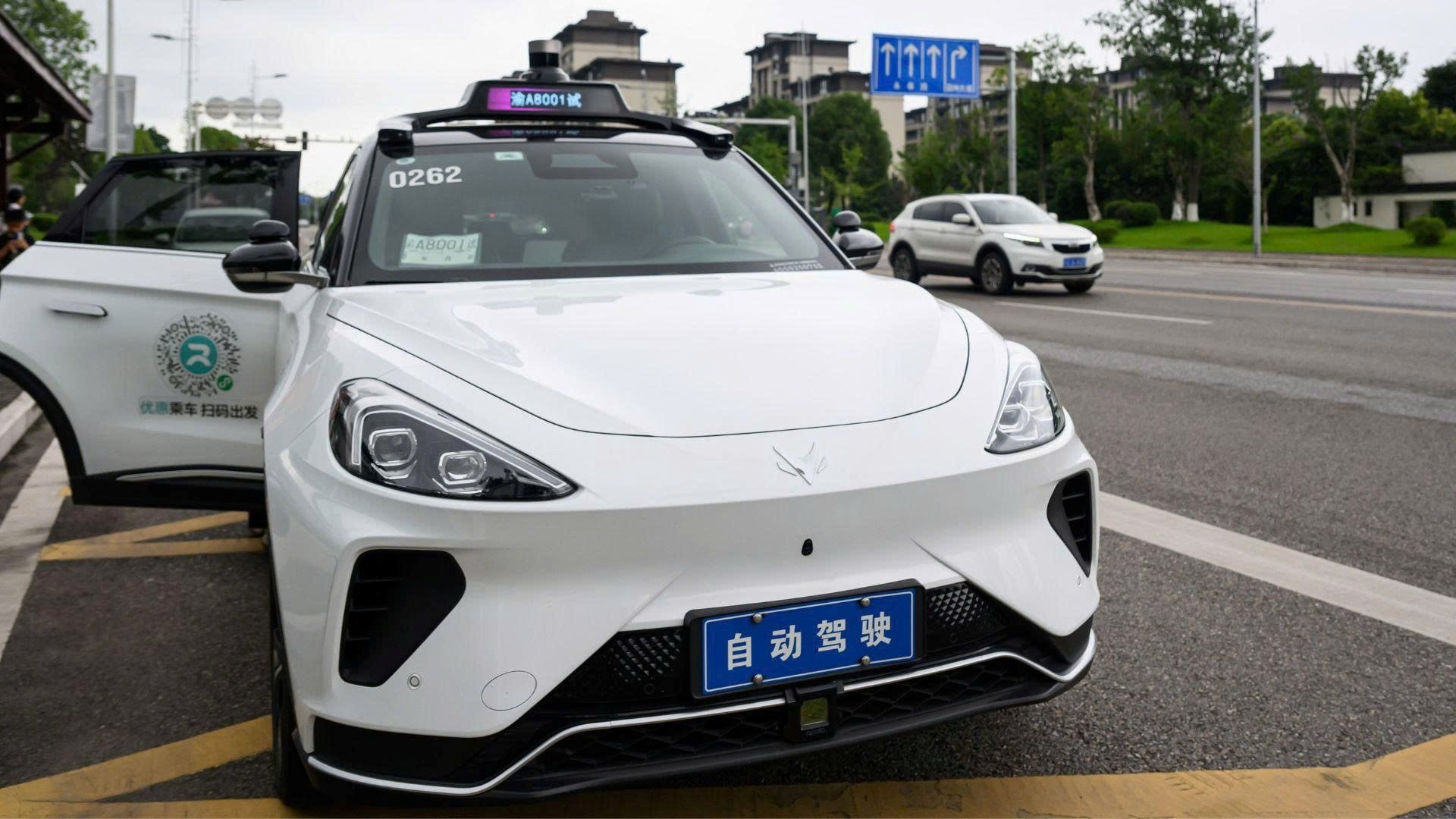 Hơn 100 taxi tự lái đột ngột dừng lại giữa đường phố Trung Quốc, hành khách hoang mang buộc phải kích hoạt SOS tìm đường thoát 