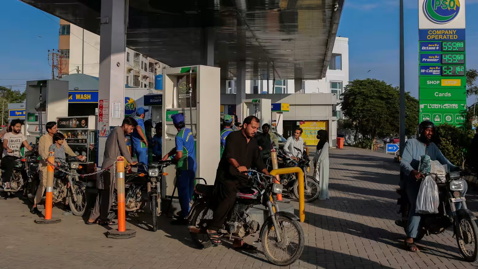 Từng khoe kỷ lục 20 tàu vượt eo biển Hormuz giữa chiến sự, quốc gia châu Á này lại bất ngờ tăng giá xăng dầu lên mức không tưởng - tương đương 150.000 đồng/lít dầu diesel