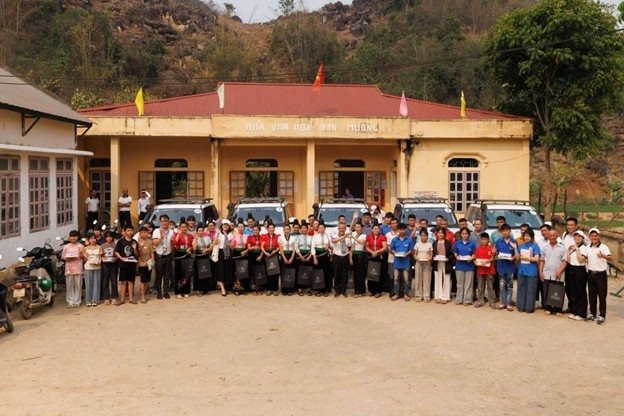 Hành trình Từ Trái Tim: Những cuốn sách vượt núi đến vùng biên, khơi dậy khát vọng vươn lên của thanh niên