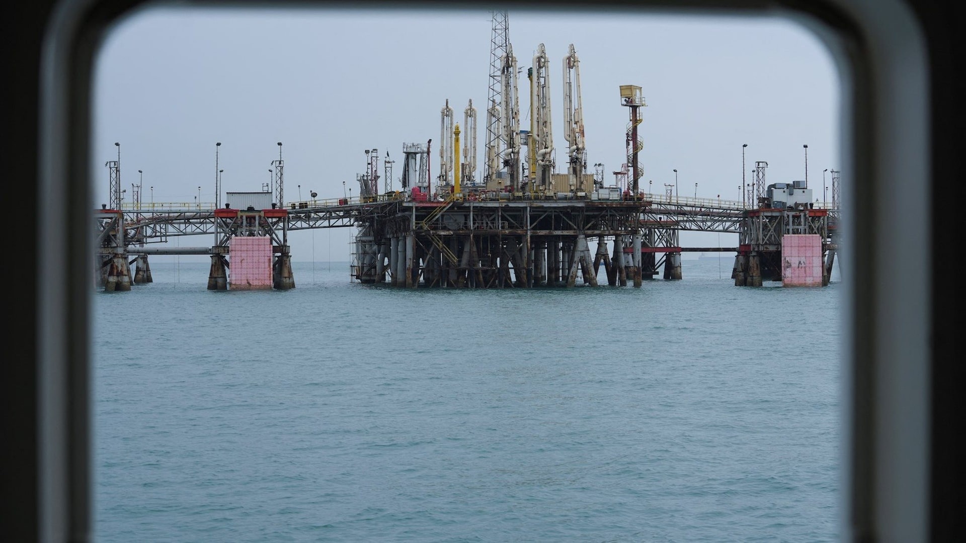 Tàu chở 1 triệu thùng dầu vừa di chuyển qua Hormuz, quốc gia láng giềng Iran đã giục khách khẩn trương chốt lịch vận chuyển thêm dầu