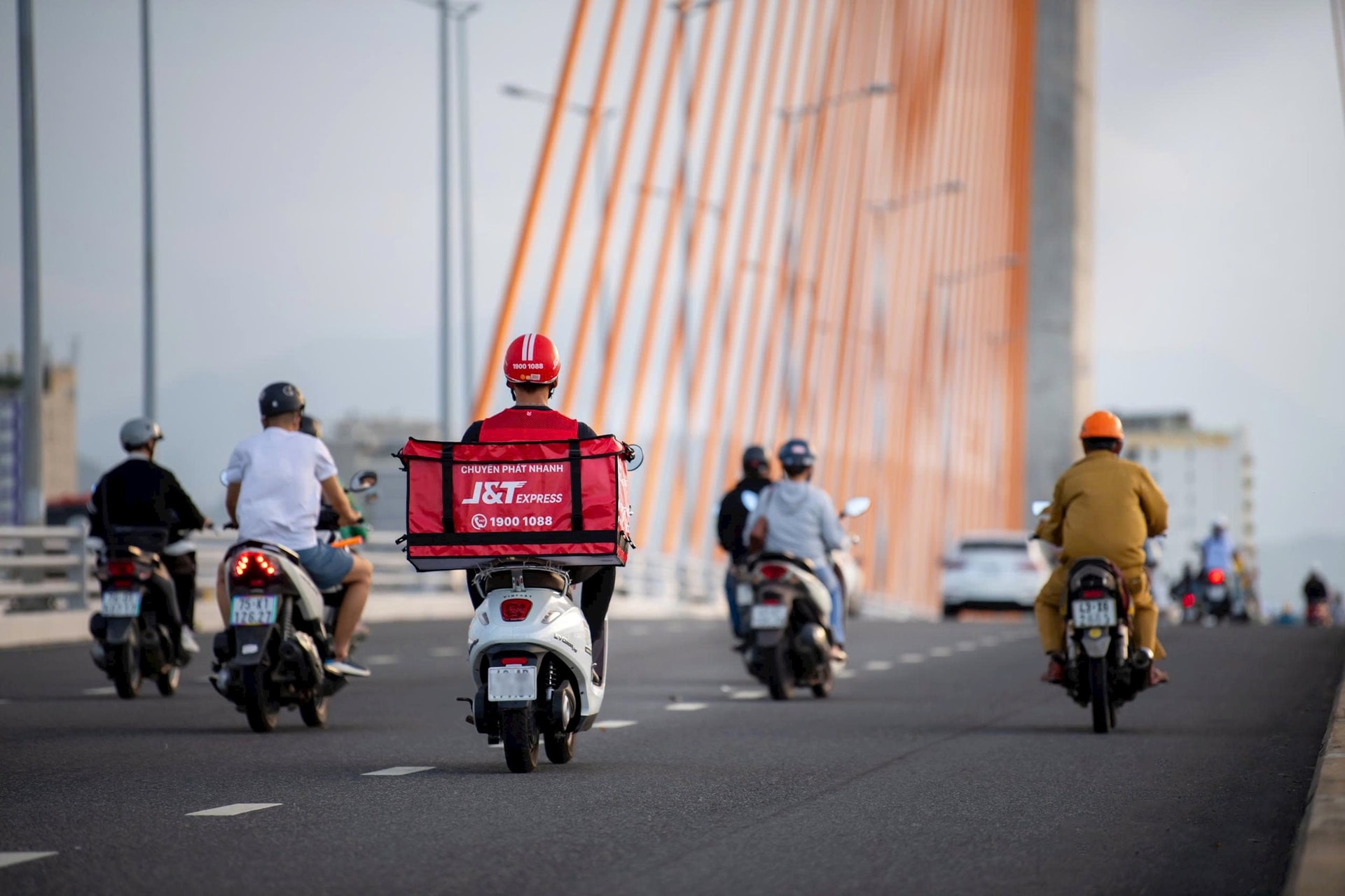 Nắng nóng, giao mùa thúc đẩy nhu cầu gửi hàng cá nhân tiện lợi