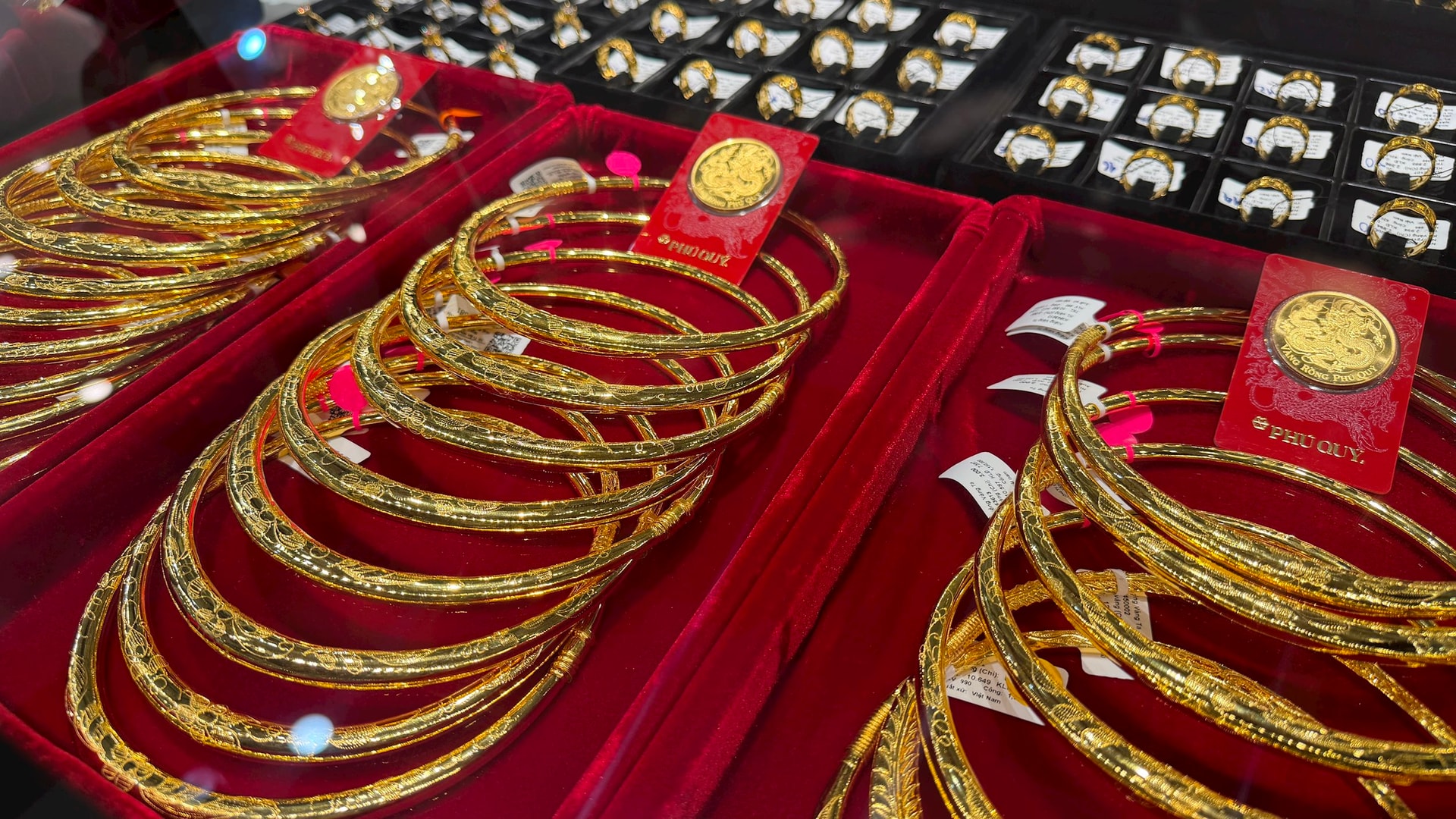 Giá vàng gây bất ngờ, vàng phi SJC còn 156 triệu đồng/lượng