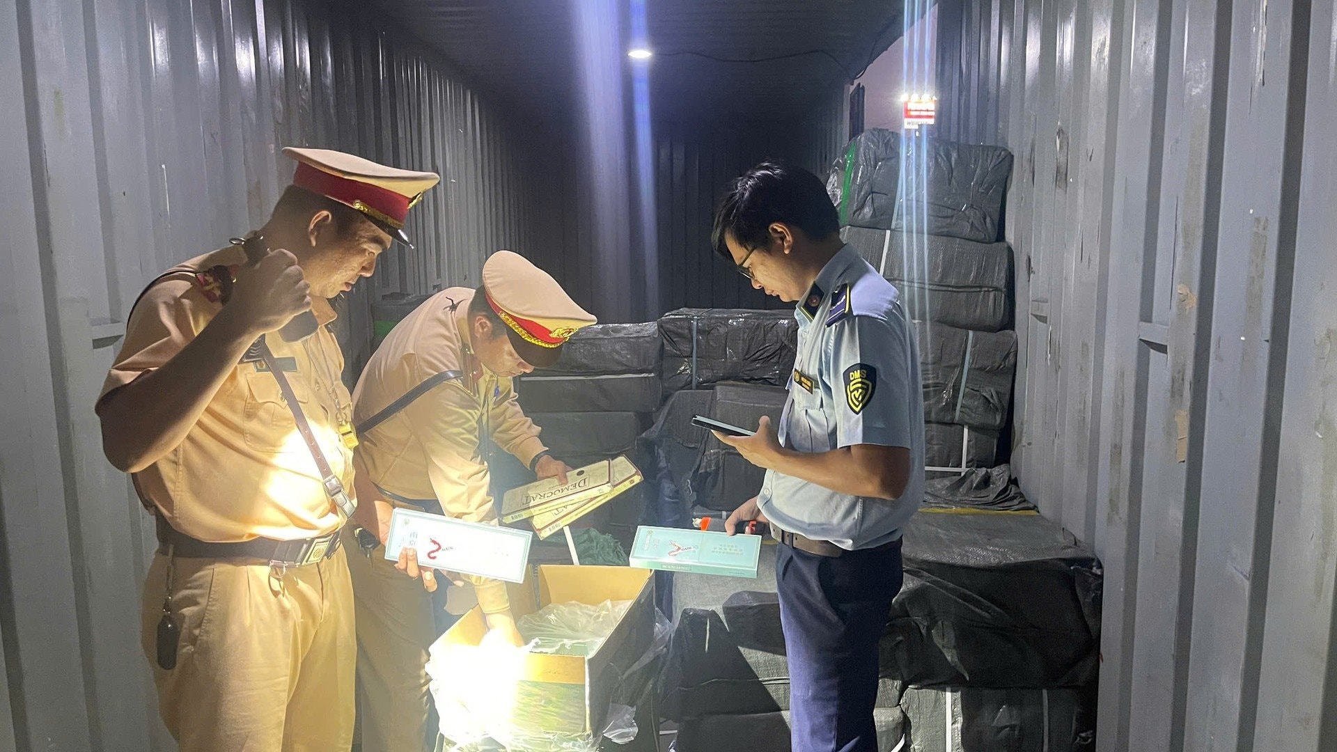 Bất ngờ khám xét 1 xe container, cảnh sát kinh tế bắt quả tang hơn 224.000 bao thuốc lá lậu bí mật tuồn về Việt Nam 