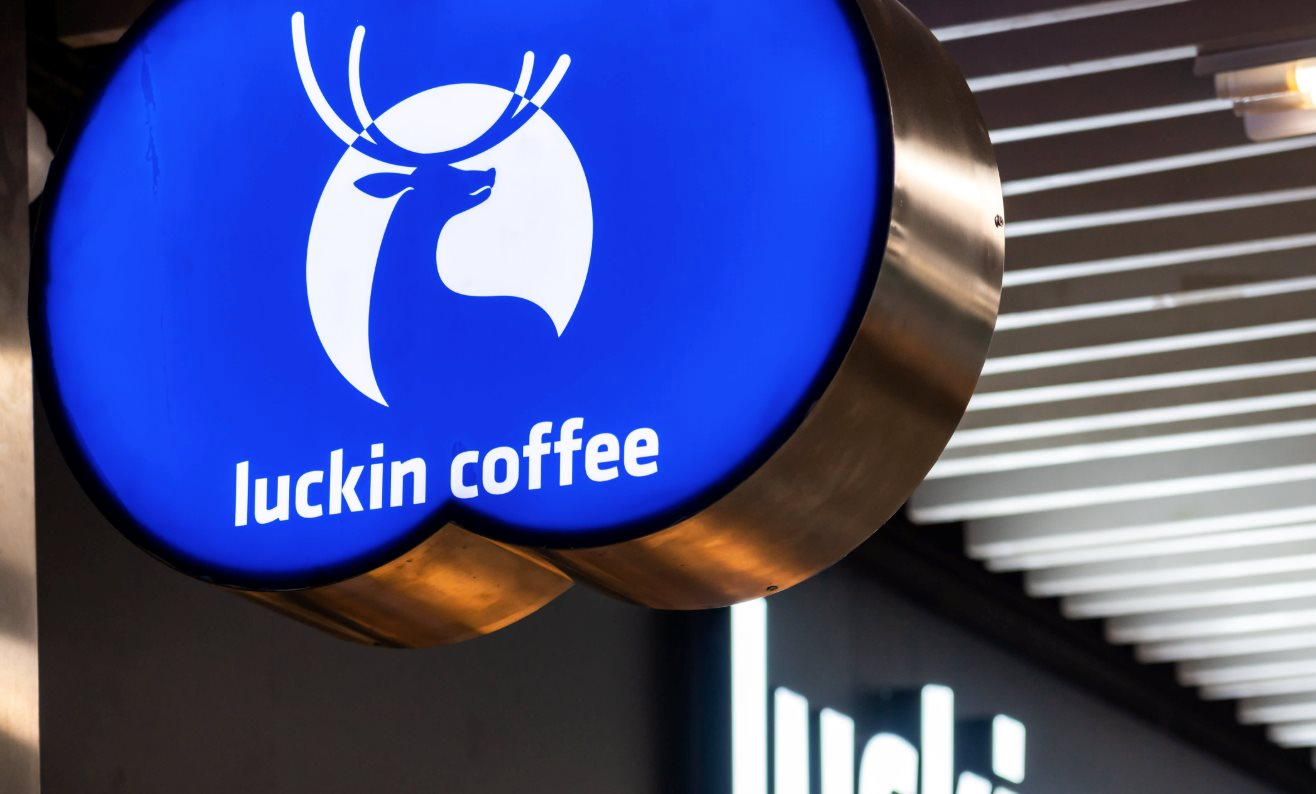 Sự trở lại của 1 'phượng hoàng' Trung Quốc: Từ bê bối 'thổi' doanh thu hoá vua cà phê 18.000 cửa hàng, lật đổ Starbucks chỉ sau 5 năm 