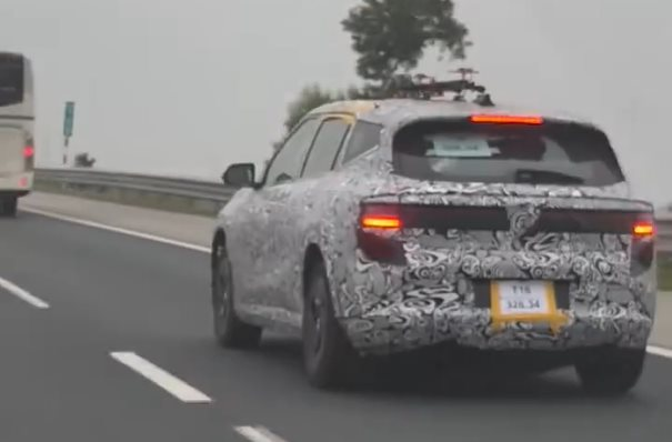 SUV mới toanh của VinFast lăn bánh trên đường