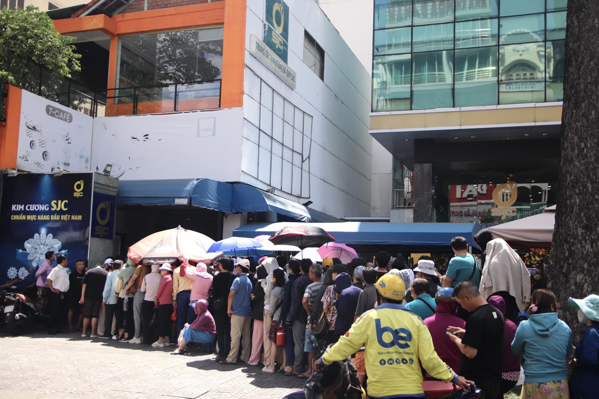 Đám đông đang xếp hàng mua vàng, nhưng lợi nhuận thực sự đang chảy về đâu?