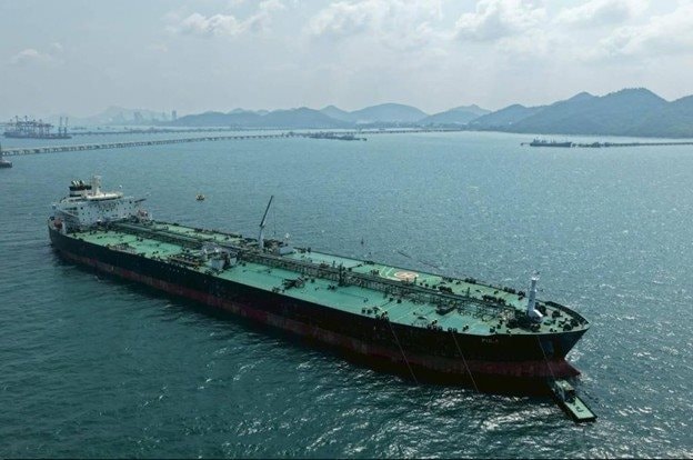 Tàu dầu chở 700.000 thùng ung dung vượt eo biển Hormuz, chính thức cập bến láng giềng Việt Nam