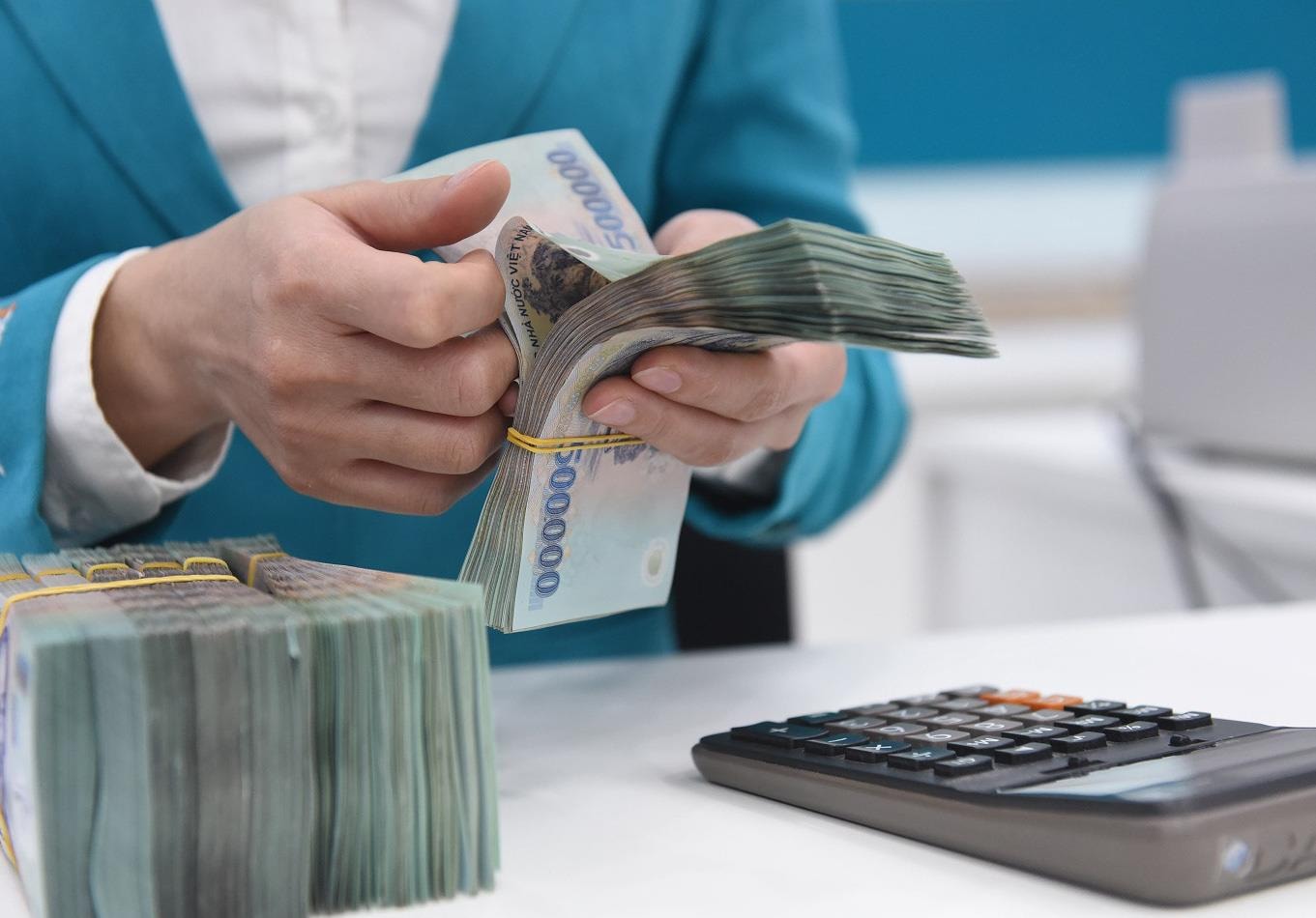 Ngay sau cuộc họp với Thống đốc, một ngân hàng thông báo giảm 0,5%/năm lãi suất huy động trên loạt kỳ hạn