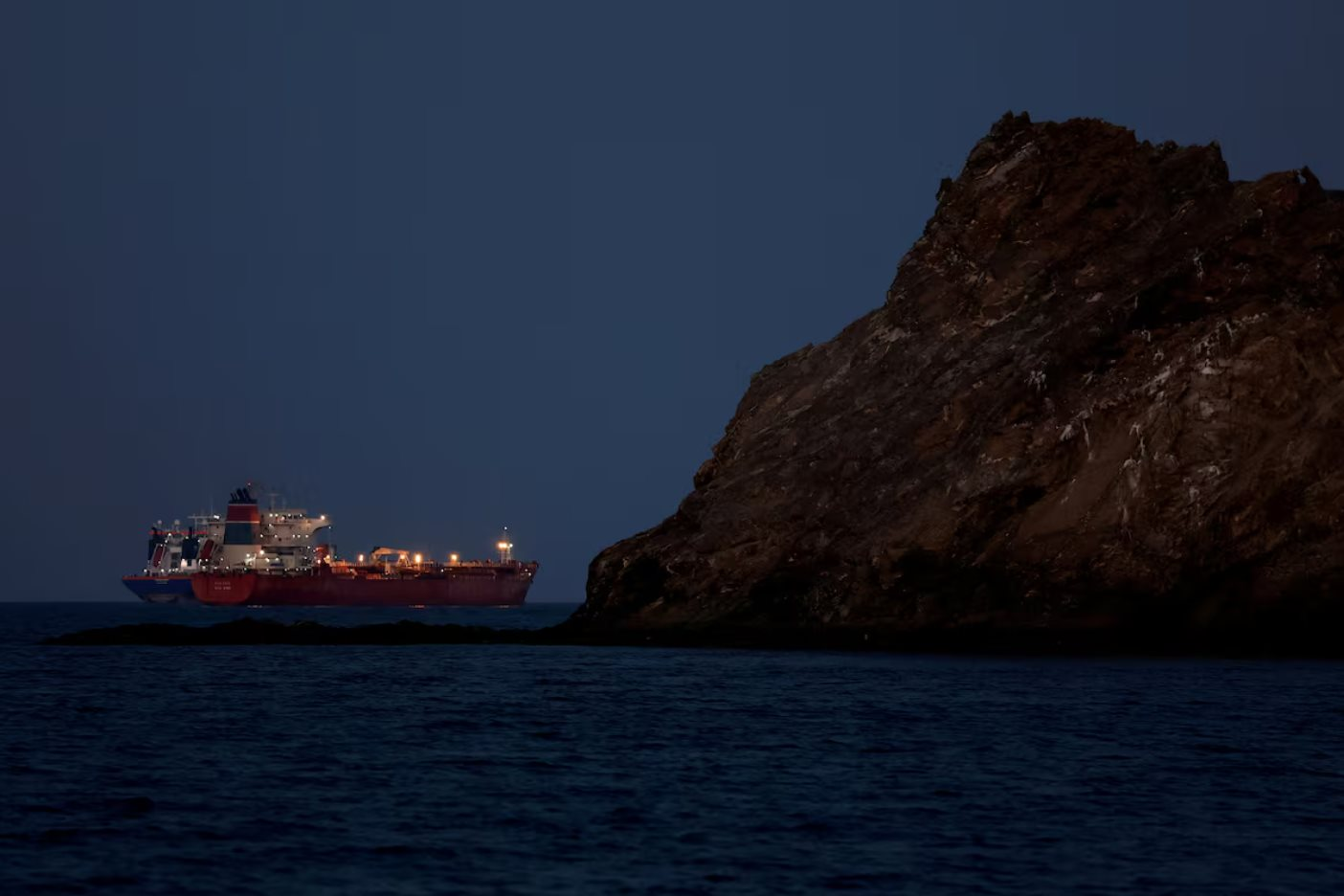 Eo biển Hormuz lại tê liệt, lưu lượng giảm kỷ lục 95%, Iran ra cảnh báo