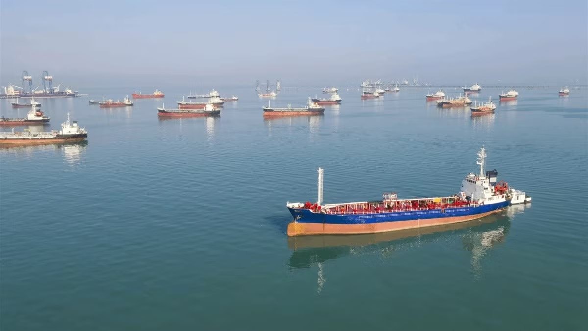 Hormuz vẫn dưới tầm kiểm soát của Iran, các 'ông lớn' dầu mỏ vẫn bất ngờ phát lệnh bốc hàng: Liệu có thỏa thuận ngầm?
