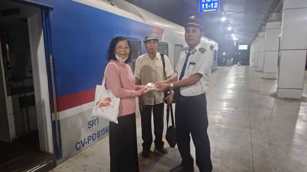Phát hiện cọc tiền mặt gần 30 triệu đồng có đủ mệnh giá bị bỏ lại trên chuyến tàu hoả từ Đà Nẵng về ga Sài Gòn