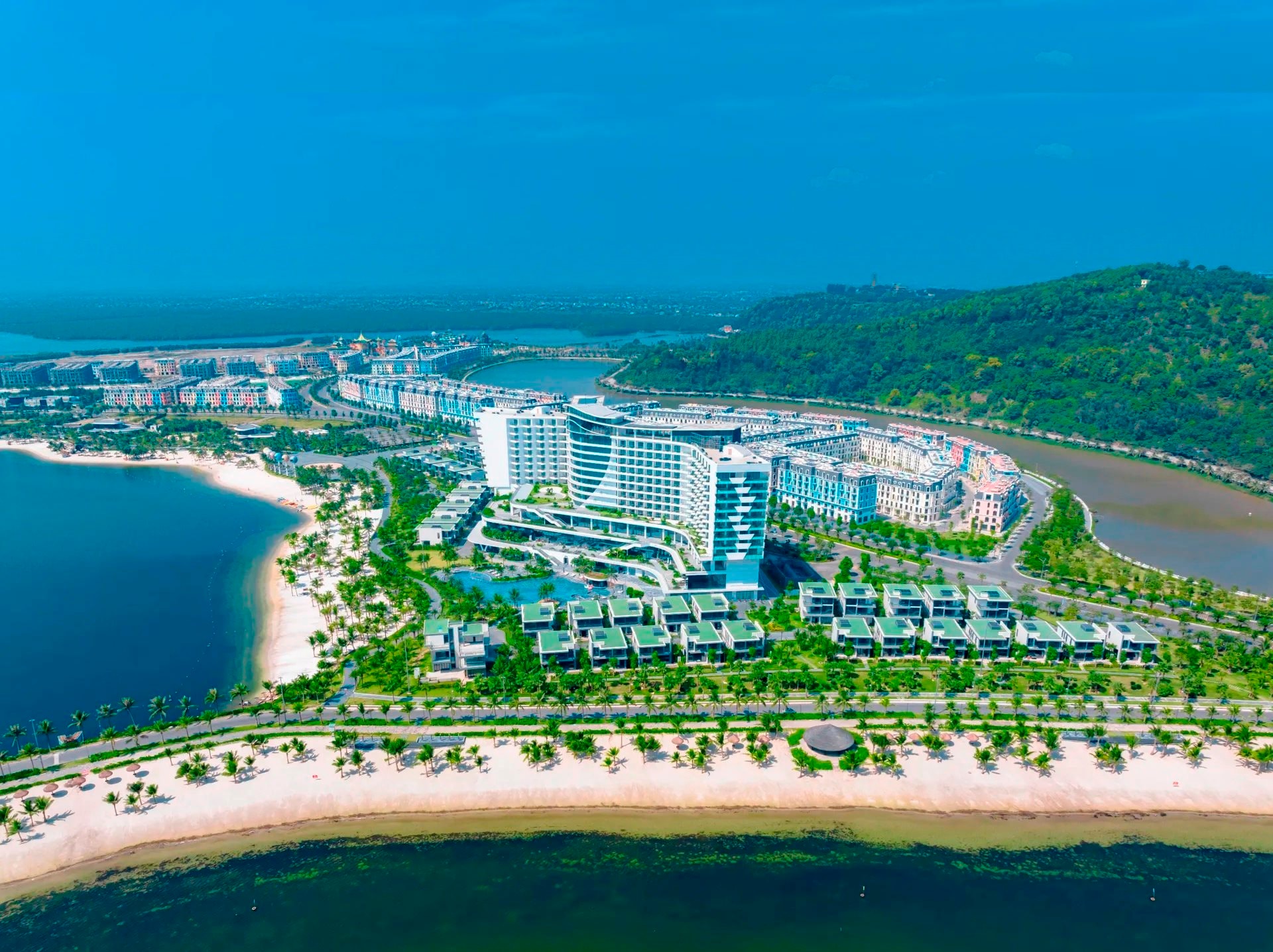 Khu du lịch ở Hải Phòng đang gây sốt: Có quần thể biển hồ lớn nhất Đông Nam Á, sân golf xây trên biển, du khách được khám phá rừng ngập mặn nguyên sơ