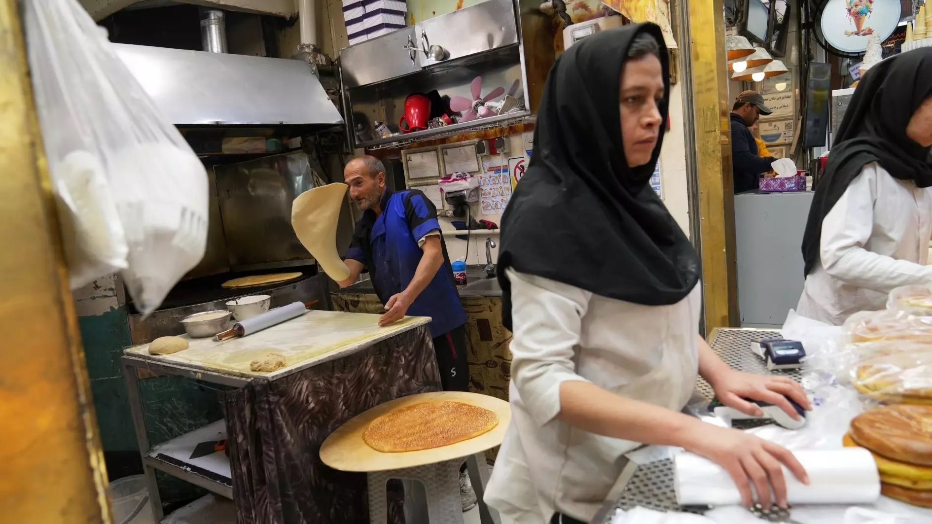 Kinh tế Iran “khó chồng khó” tăng trưởng GDP gần như bằng 0, một viên thuốc giờ lên hơn 3,5 triệu đồng