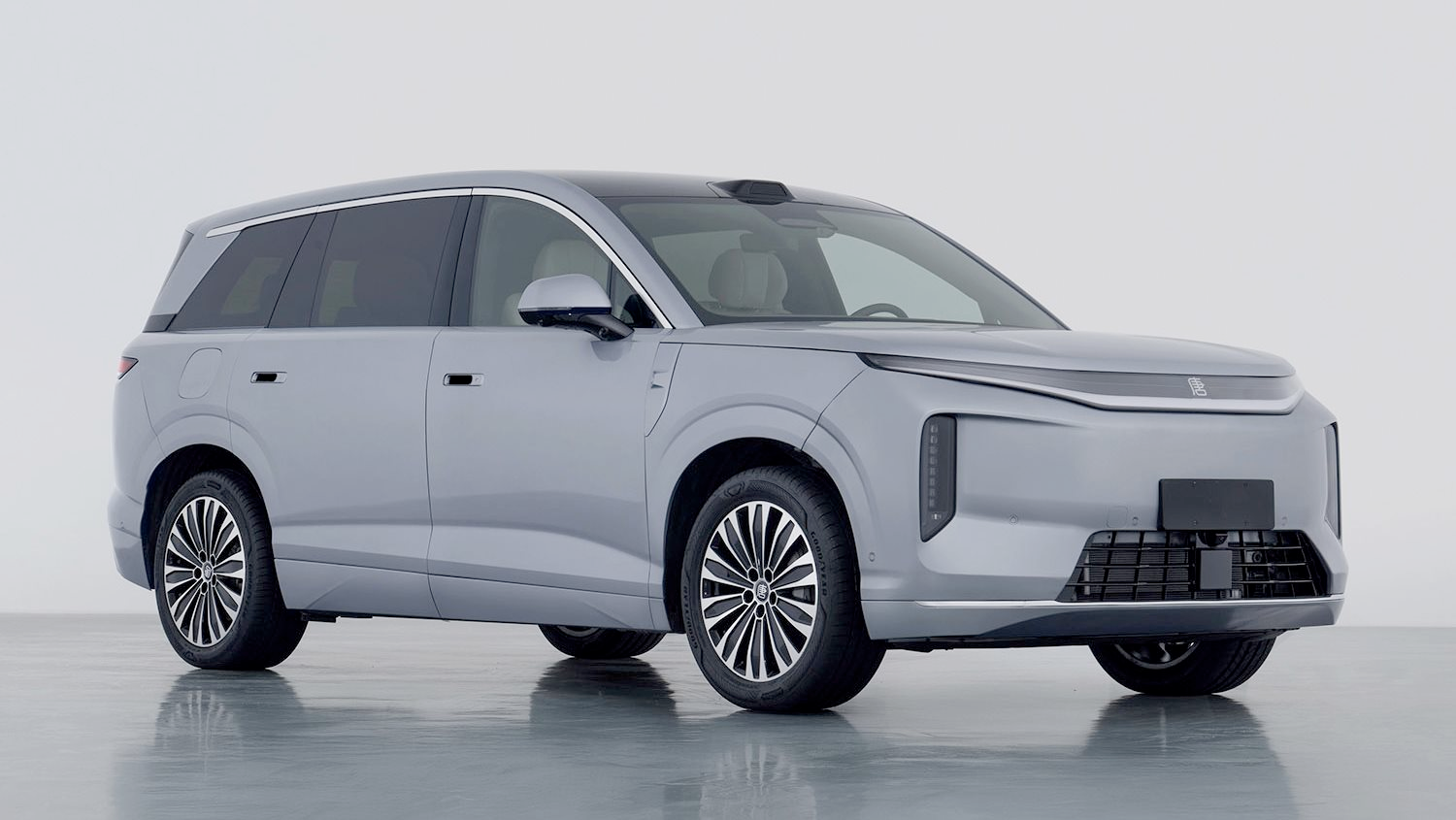 Cận cảnh "phòng khách di động" của BYD: Mạnh 784 mã lực, chạy 950 km sau một lần sạc
