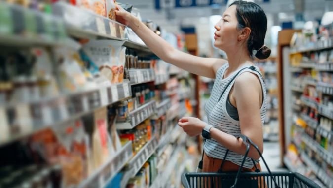 Lạm phát đeo bám, người dân ở quốc gia giàu nhất thế giới không dám tập gym, làm nail, phải sống nhờ cậy thẻ tín dụng