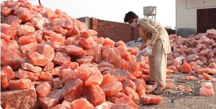 Một loại muối từ Himalaya được cả thế giới săn đón - xem cách khai thác mà nhiều người không tin vào mắt mình 