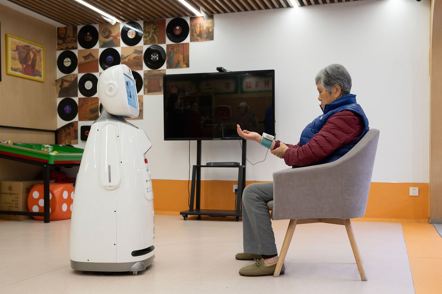 Không con cái, người già ở nước láng giềng Việt Nam đặt kỳ vọng vào loại “bảo hiểm tuổi già” mới