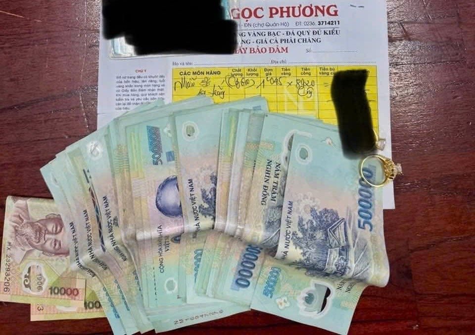 Phát hiện hơn 20 triệu đồng tiền mặt và 2 chiếc nhẫn vàng trên bãi biển