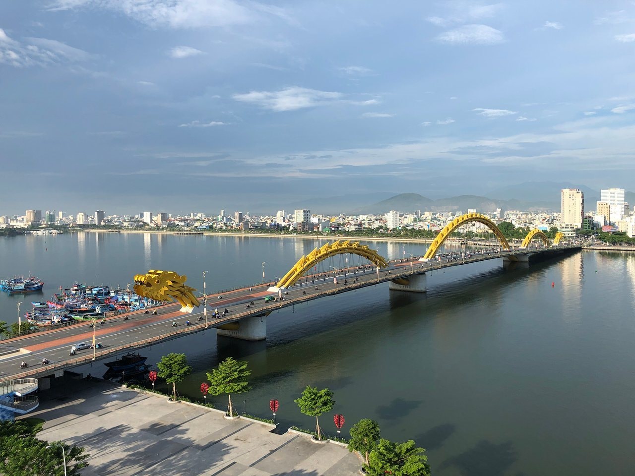 Lần đầu tiên trong lịch sử, Việt Nam sở hữu một công trình vừa giành giải thưởng kỹ thuật danh giá nhất thế giới, vừa lập kỷ lục Guinness, có thể phun lửa, phun nước giữa đô thị