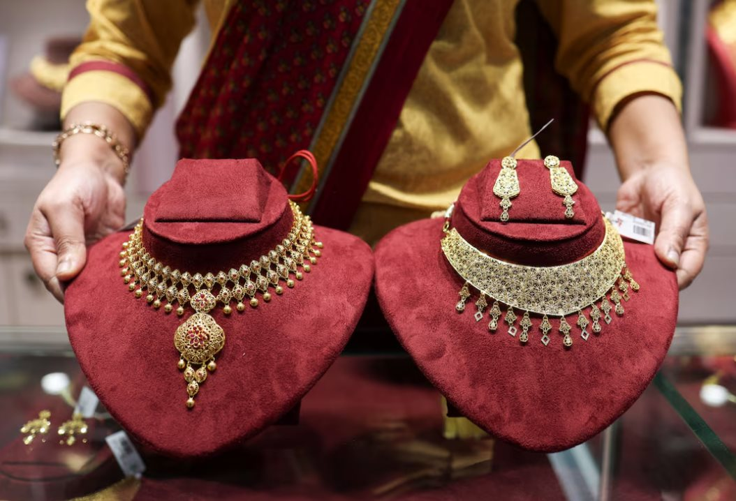 Giá vàng thế giới chạm đáy 1 tuần, đồng USD tăng vọt khi biến động Trung Đông leo thang, kỳ vọng Fed cắt giảm lãi suất sụt giảm