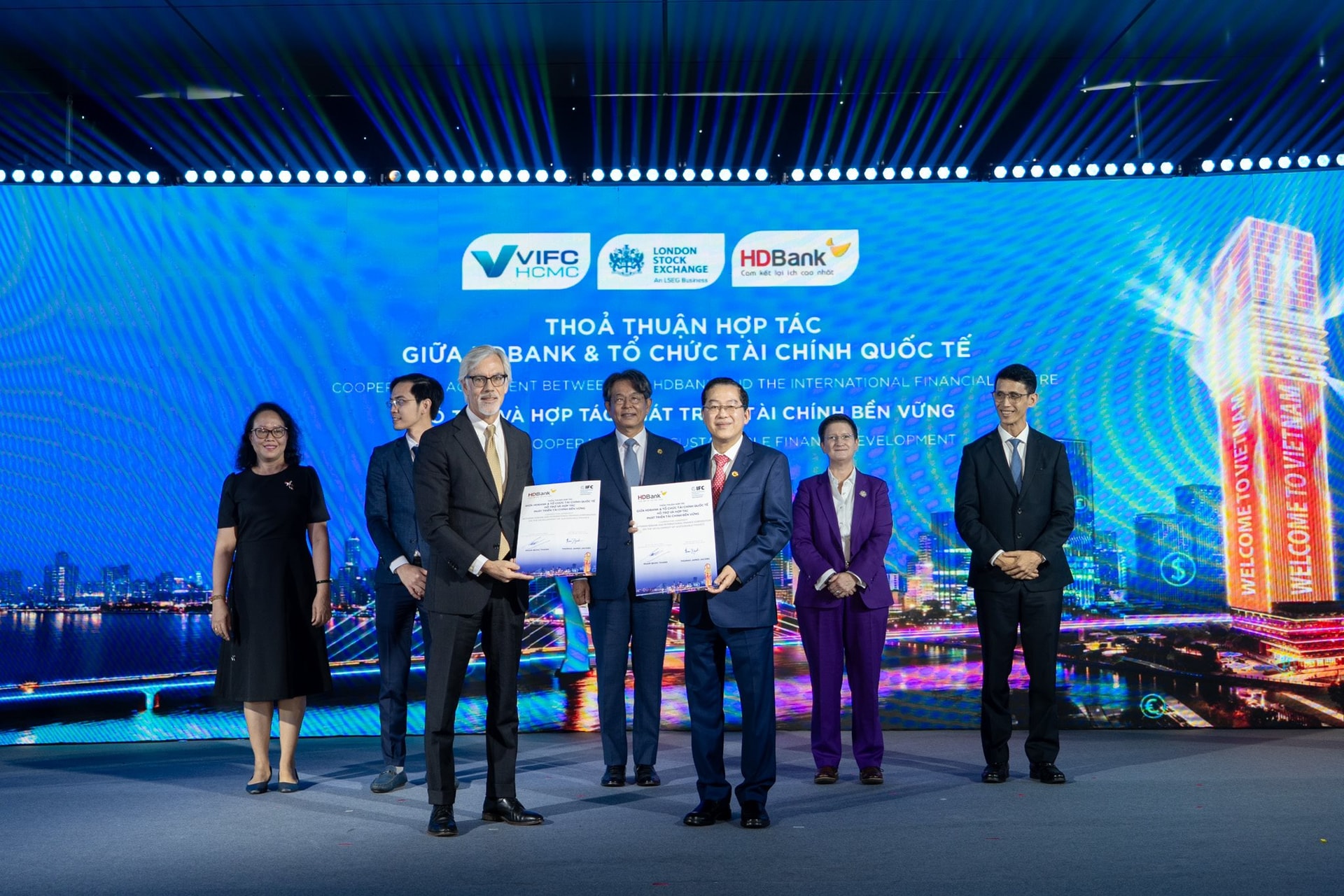 3.-trao-mou-giua-hdbank-va-ifc-quoc-te.jpg