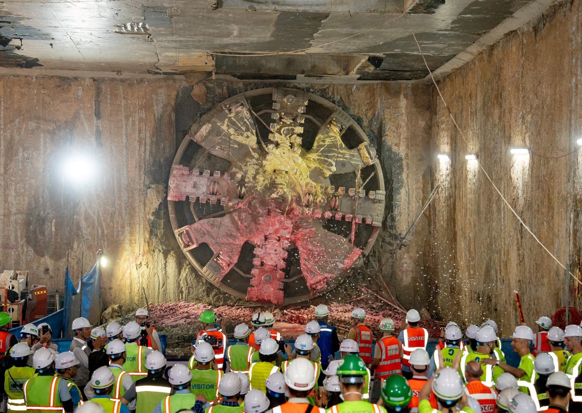 Cỗ máy 850 tấn hoàn tất xuyên qua 4km lòng đất: Tin vui sắp đến cho hàng chục triệu người dân Thủ đô