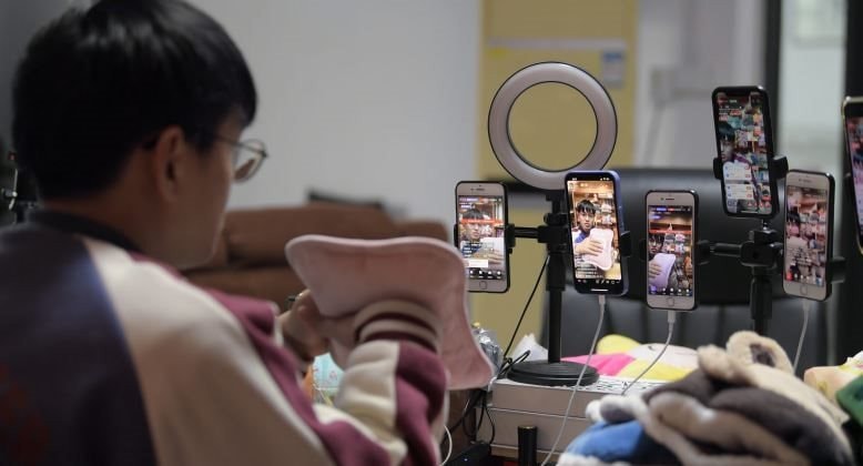 Phát hiện người phụ nữ liên tục chuyển khoản 3 tỷ đồng mua 900 đơn hàng online, cảnh sát sử dụng biện pháp nghiệp vụ điều tra